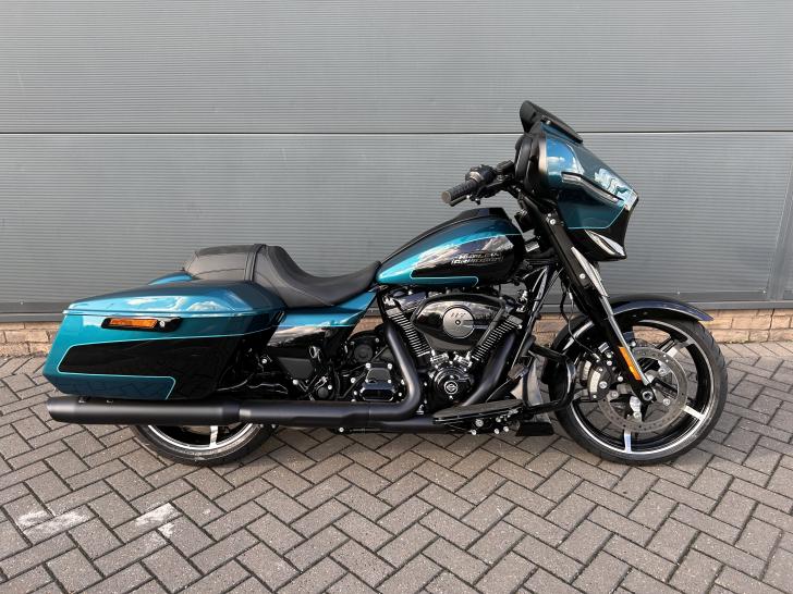 Here's a photo of the HARLEY-DAVIDSON TOURING FLHX STREET GLIDE, currently available for sale
