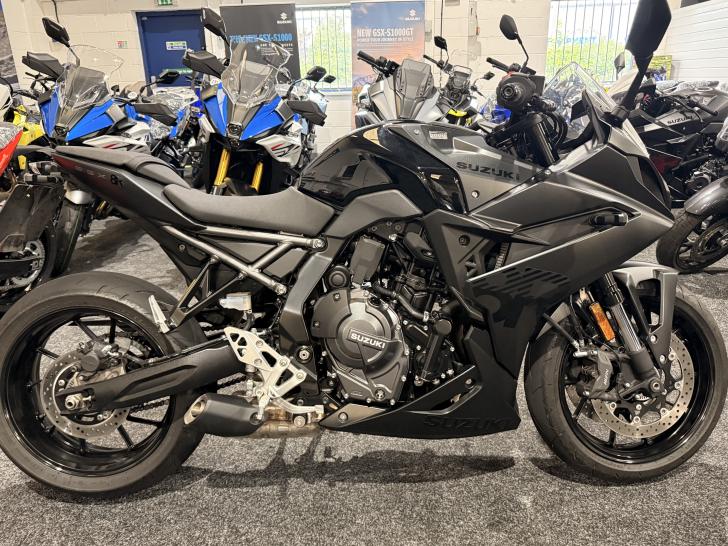 Here's a photo of the SUZUKI GSX-8R, currently available for sale