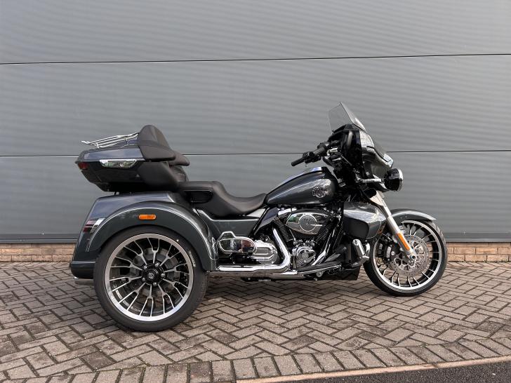 Here's a photo of the HARLEY-DAVIDSON STREET GLIDE 3 LIMITED FLHLT, currently available for sale