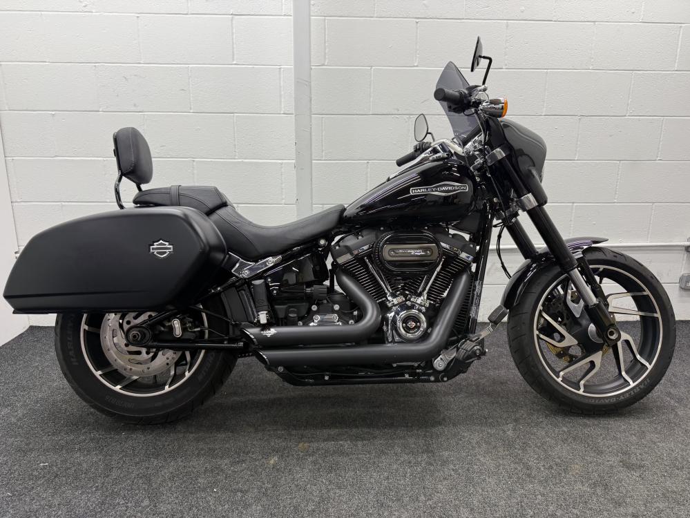Main photo of this Used Harley-Davidson SPORT GLIDE that's available to buy at KH Motorcycles - Market Harborough, located in Market Harborough