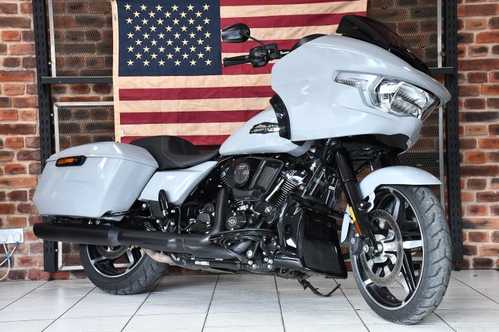 Here's a photo of the HARLEY-DAVIDSON ROAD GLIDE, currently available for sale