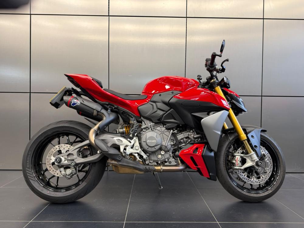Main photo of this Used Ducati STREETFIGHTER V2 S that's available to buy at Blade Ducati Oxford, located in Abingdon