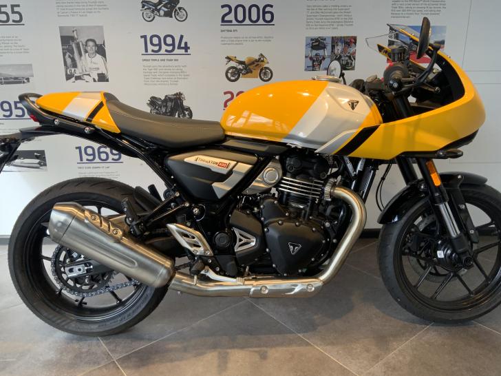 Triumph THRUXTON 400