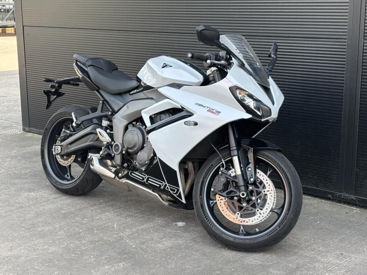 TRIUMPH DAYTONA 660