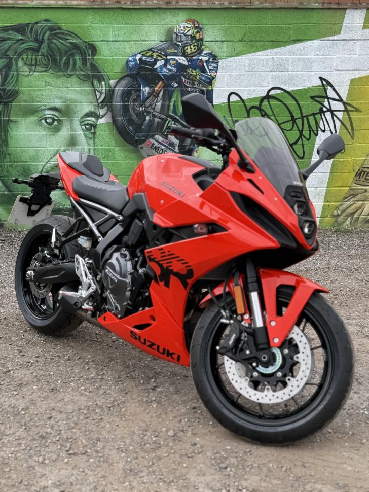 SUZUKI GSX-8R
