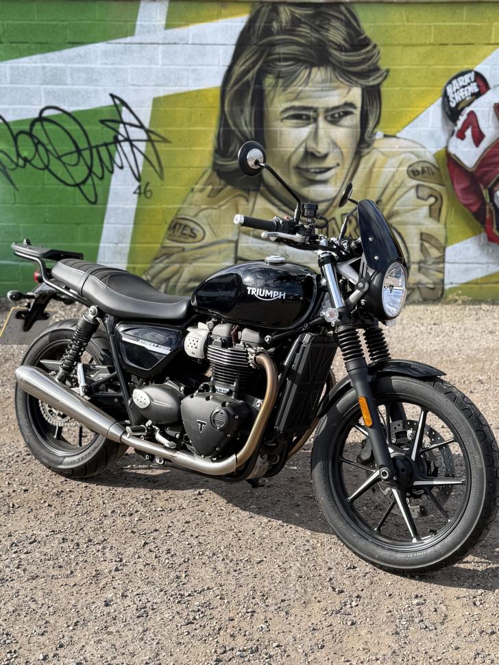 TRIUMPH STREET TWIN