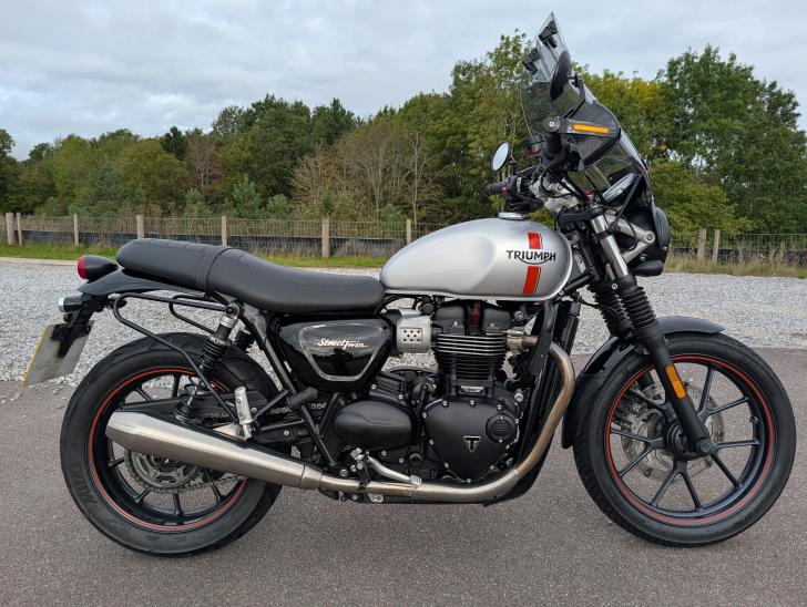 TRIUMPH STREET TWIN