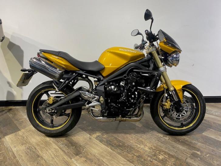 Triumph STREET TRIPLE 675